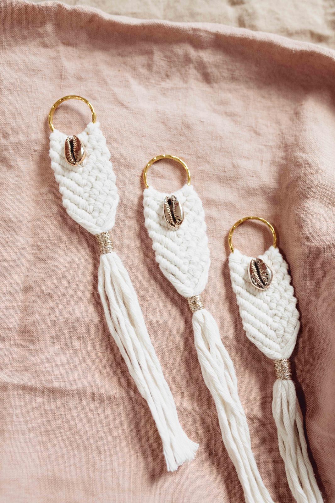 Porte clef corde et cauri doré