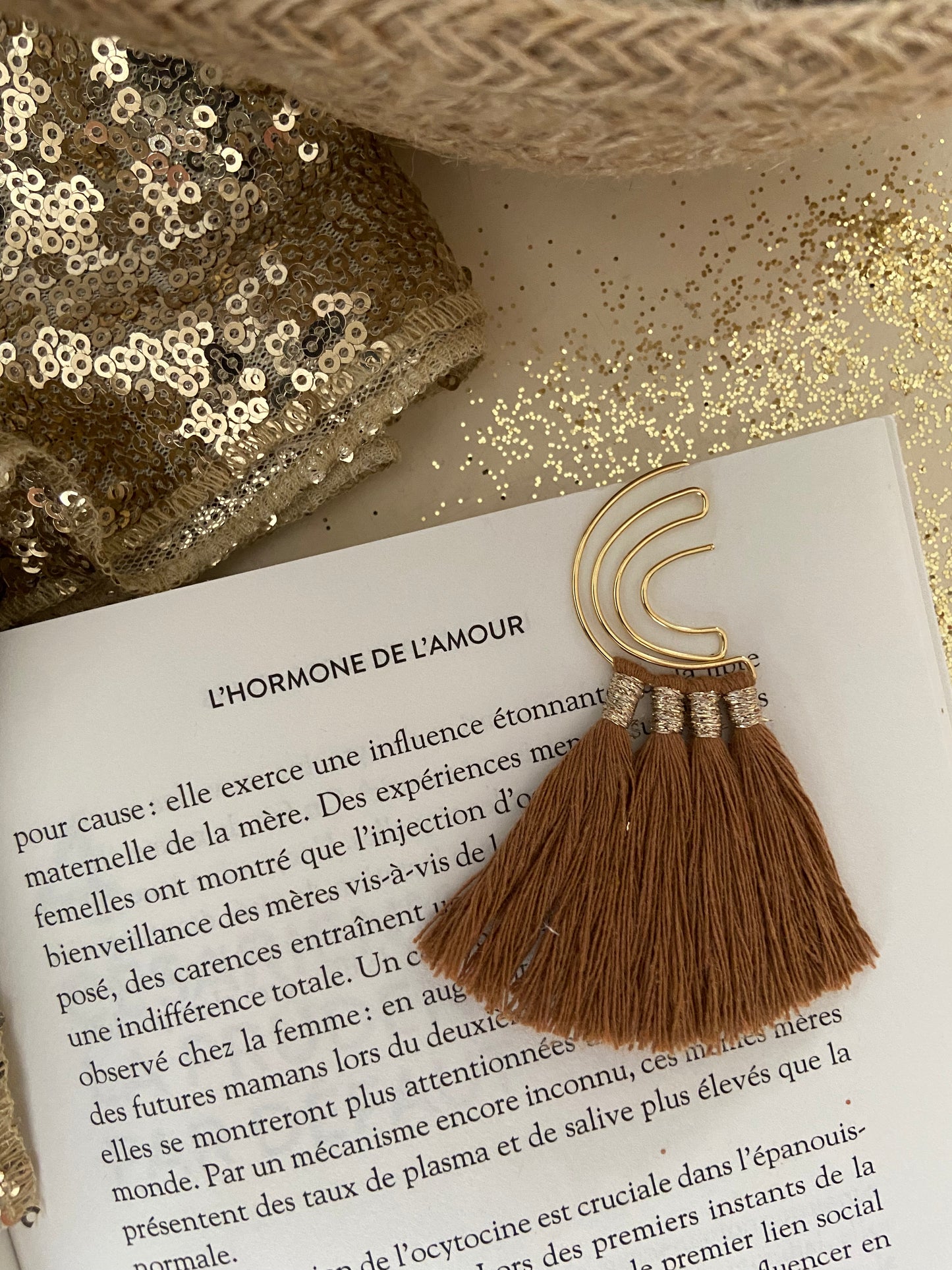 Marque page arc-en-ciel doré avec pompons coton - Différents coloris
Ajoutez une touche de couleur à vos lectures !
Craquez pour notre marque-page en forme d’étoile, orné de quatre jolis pompons en coton. Fait main avec soin, il est disponible en plusieurs coloris pour s’adapter à tous les goûts. Idéal pour offrir ou se faire plaisir, pour les fans de lecture ou pour les petits cadeaux de fin d'année scolaire, les maîtresses et atsem.