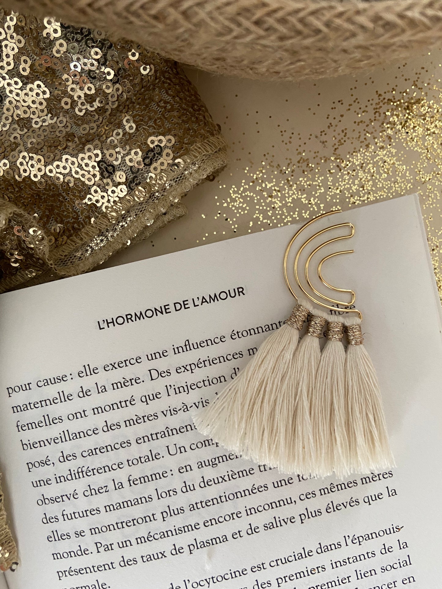 Marque page arc-en-ciel doré avec pompons coton - Différents coloris
Ajoutez une touche de couleur à vos lectures !
Craquez pour notre marque-page en forme d’étoile, orné de quatre jolis pompons en coton. Fait main avec soin, il est disponible en plusieurs coloris pour s’adapter à tous les goûts. Idéal pour offrir ou se faire plaisir, pour les fans de lecture ou pour les petits cadeaux de fin d'année scolaire, les maîtresses et atsem.