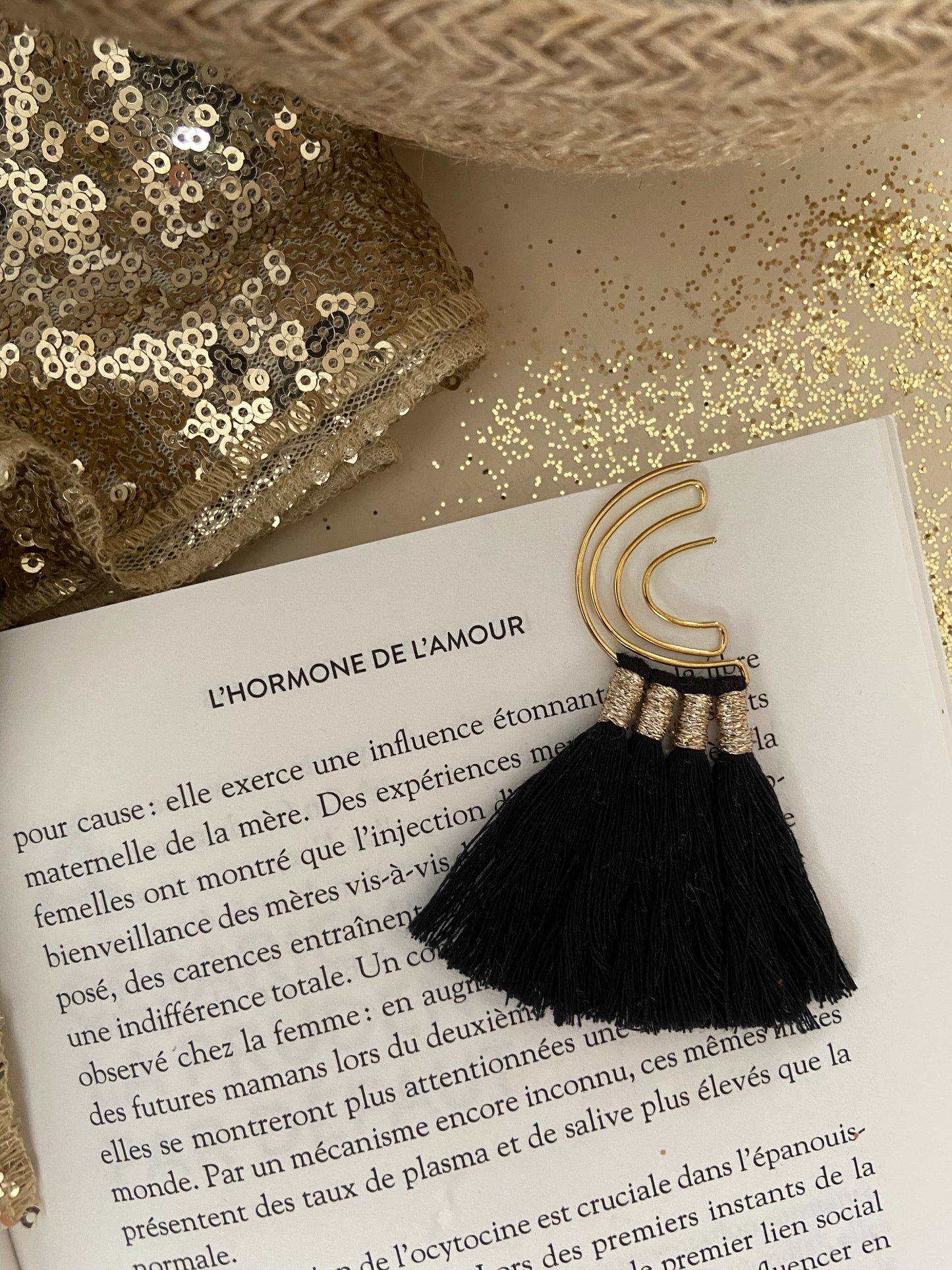 Marque page arc-en-ciel doré avec pompons coton - Différents coloris
Ajoutez une touche de couleur à vos lectures !
Craquez pour notre marque-page en forme d’étoile, orné de quatre jolis pompons en coton. Fait main avec soin, il est disponible en plusieurs coloris pour s’adapter à tous les goûts. Idéal pour offrir ou se faire plaisir, pour les fans de lecture ou pour les petits cadeaux de fin d'année scolaire, les maîtresses et atsem.
