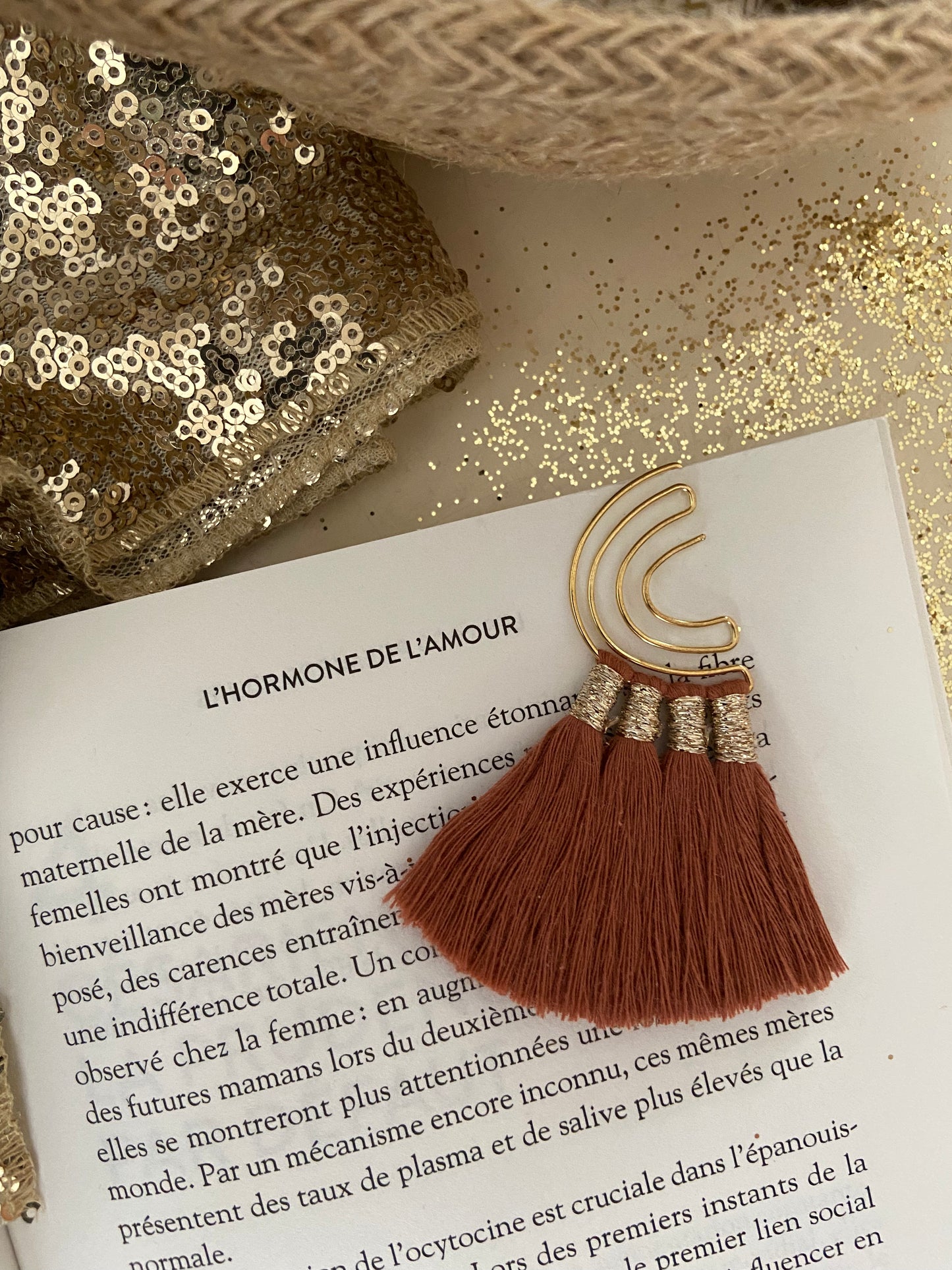 Marque page arc-en-ciel doré avec pompons coton - Différents coloris
Ajoutez une touche de couleur à vos lectures !
Craquez pour notre marque-page en forme d’étoile, orné de quatre jolis pompons en coton. Fait main avec soin, il est disponible en plusieurs coloris pour s’adapter à tous les goûts. Idéal pour offrir ou se faire plaisir, pour les fans de lecture ou pour les petits cadeaux de fin d'année scolaire, les maîtresses et atsem.
