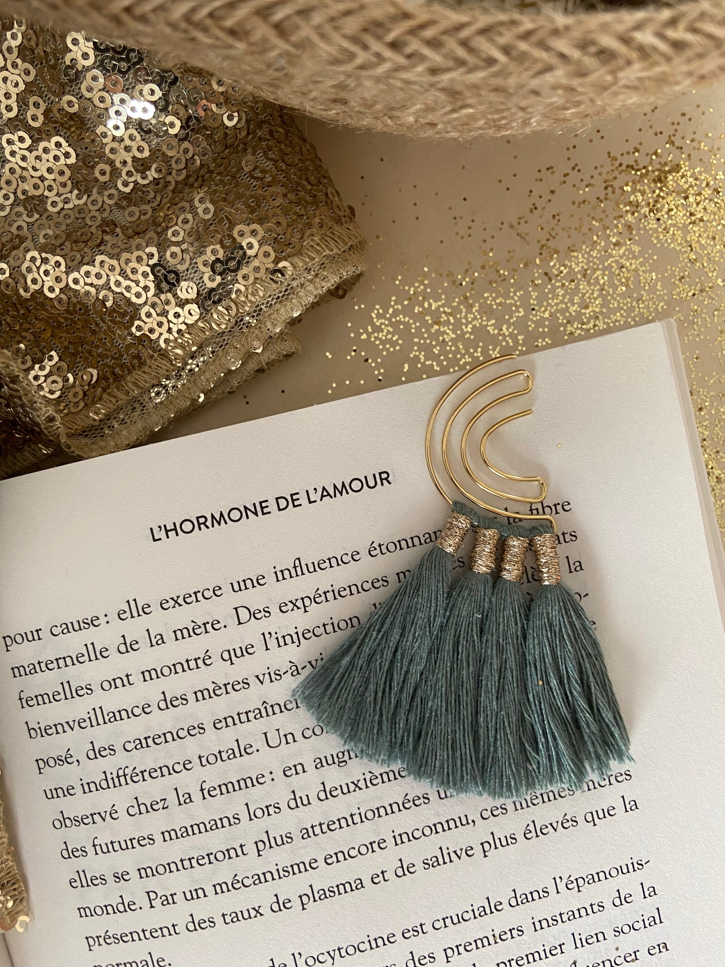 Marque page arc-en-ciel doré avec pompons coton - Différents coloris
Ajoutez une touche de couleur à vos lectures !
Craquez pour notre marque-page en forme d’étoile, orné de quatre jolis pompons en coton. Fait main avec soin, il est disponible en plusieurs coloris pour s’adapter à tous les goûts. Idéal pour offrir ou se faire plaisir, pour les fans de lecture ou pour les petits cadeaux de fin d'année scolaire, les maîtresses et atsem.
