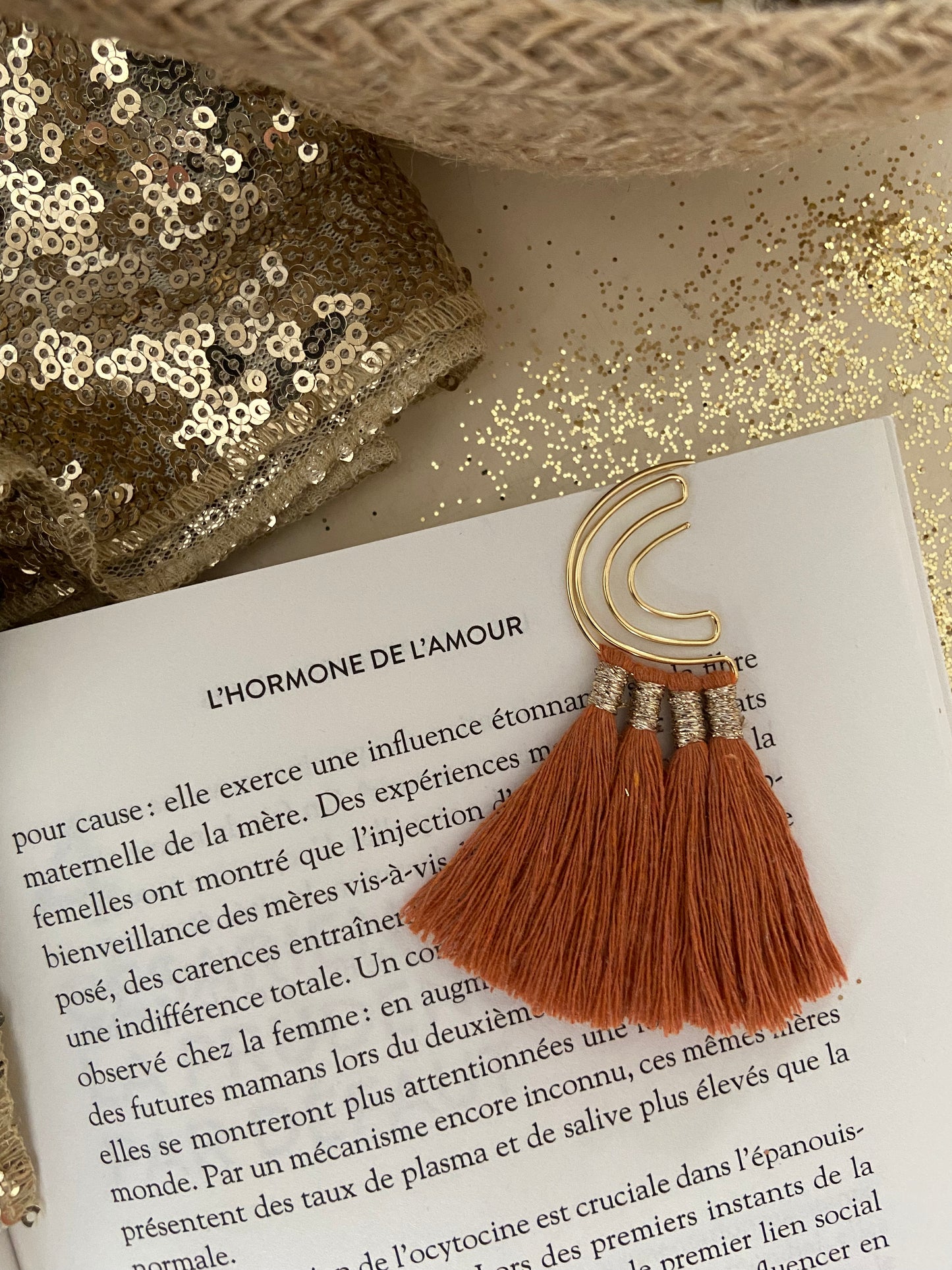 Marque page arc-en-ciel doré avec pompons coton - Différents coloris
Ajoutez une touche de couleur à vos lectures !
Craquez pour notre marque-page en forme d’étoile, orné de quatre jolis pompons en coton. Fait main avec soin, il est disponible en plusieurs coloris pour s’adapter à tous les goûts. Idéal pour offrir ou se faire plaisir, pour les fans de lecture ou pour les petits cadeaux de fin d'année scolaire, les maîtresses et atsem.