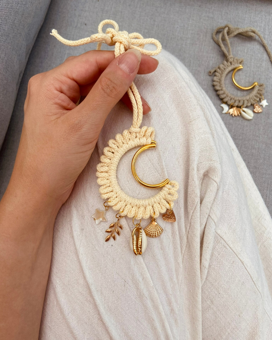 Lune Grigri dorée - macramé couleur soleil et breloques