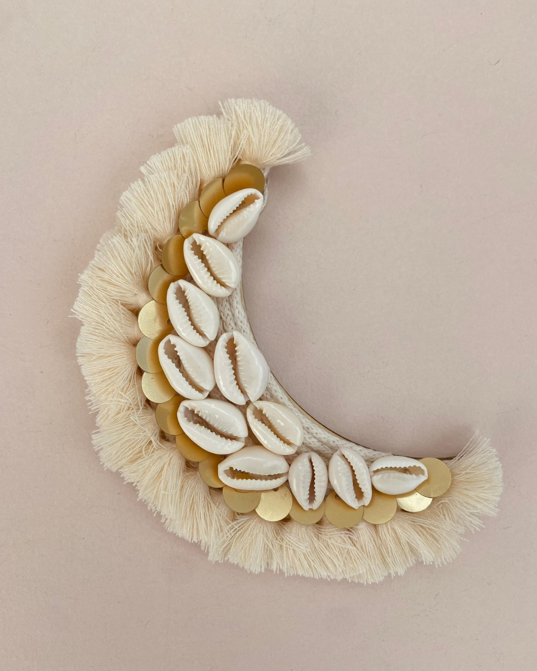 Lune pompons, coquillages et pampilles dorées - accessoire Bohème
