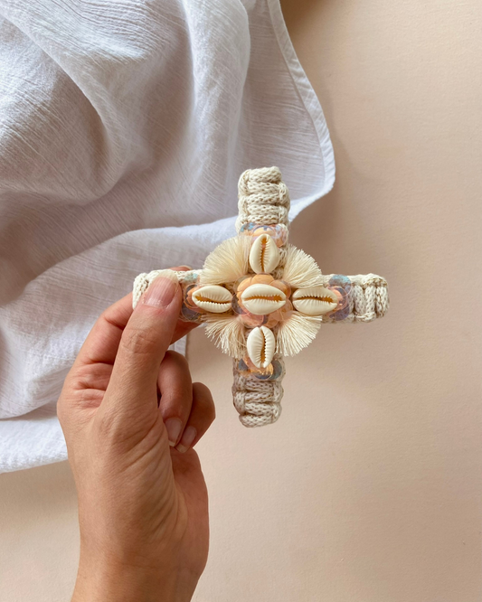 Croix Macramé et coquillages - Bibiane