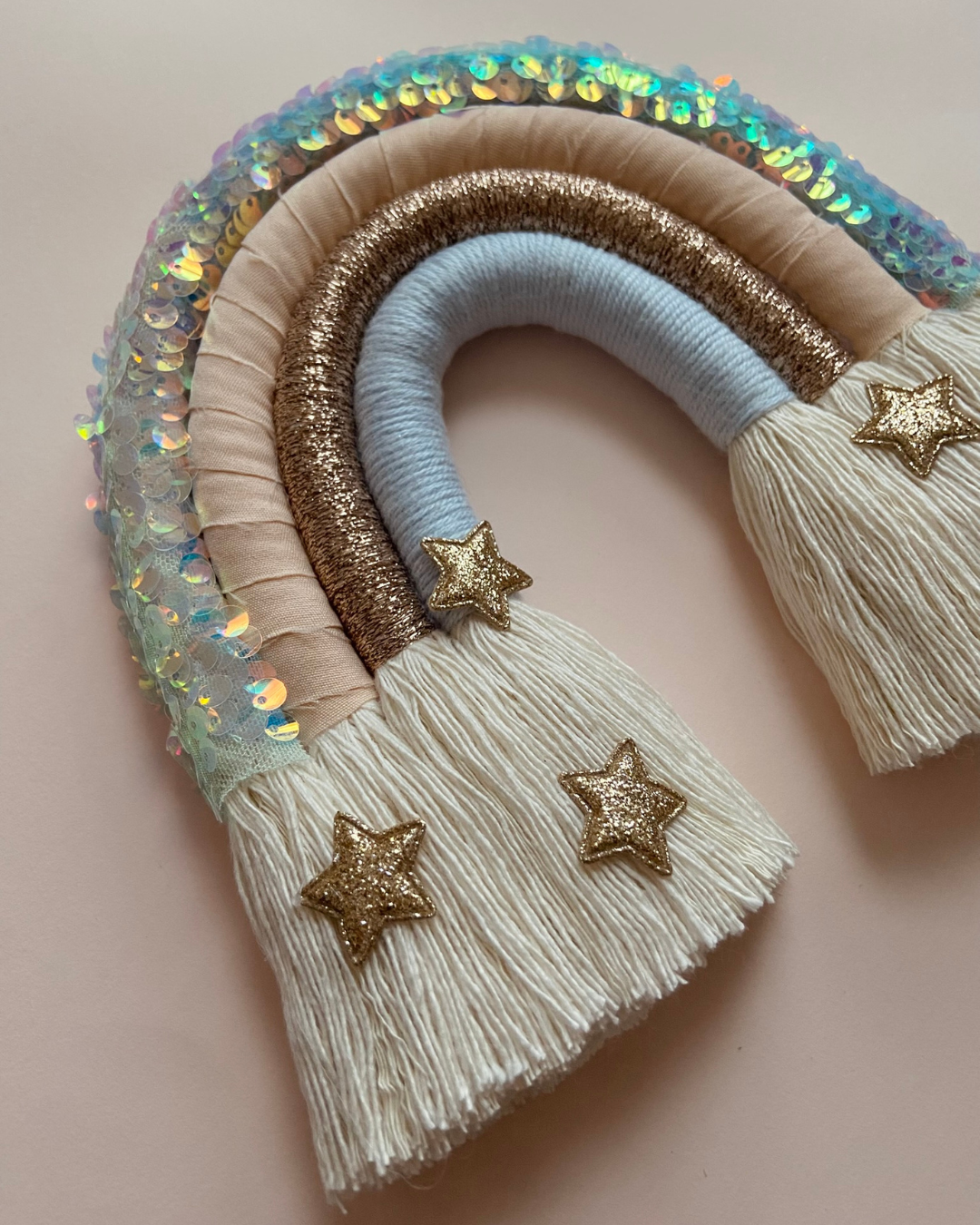 Arc-en-ciel décoratif avec sequins holographique, bleu clair, nude, doré et étoiles dorée - Collection Cali