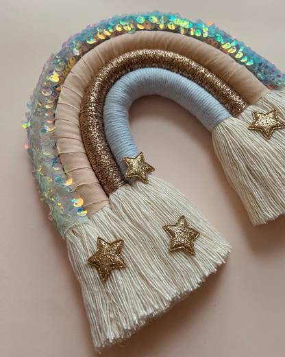 Arc-en-ciel décoratif avec sequins holographique, bleu clair, nude, doré et étoiles dorée - Collection Cali