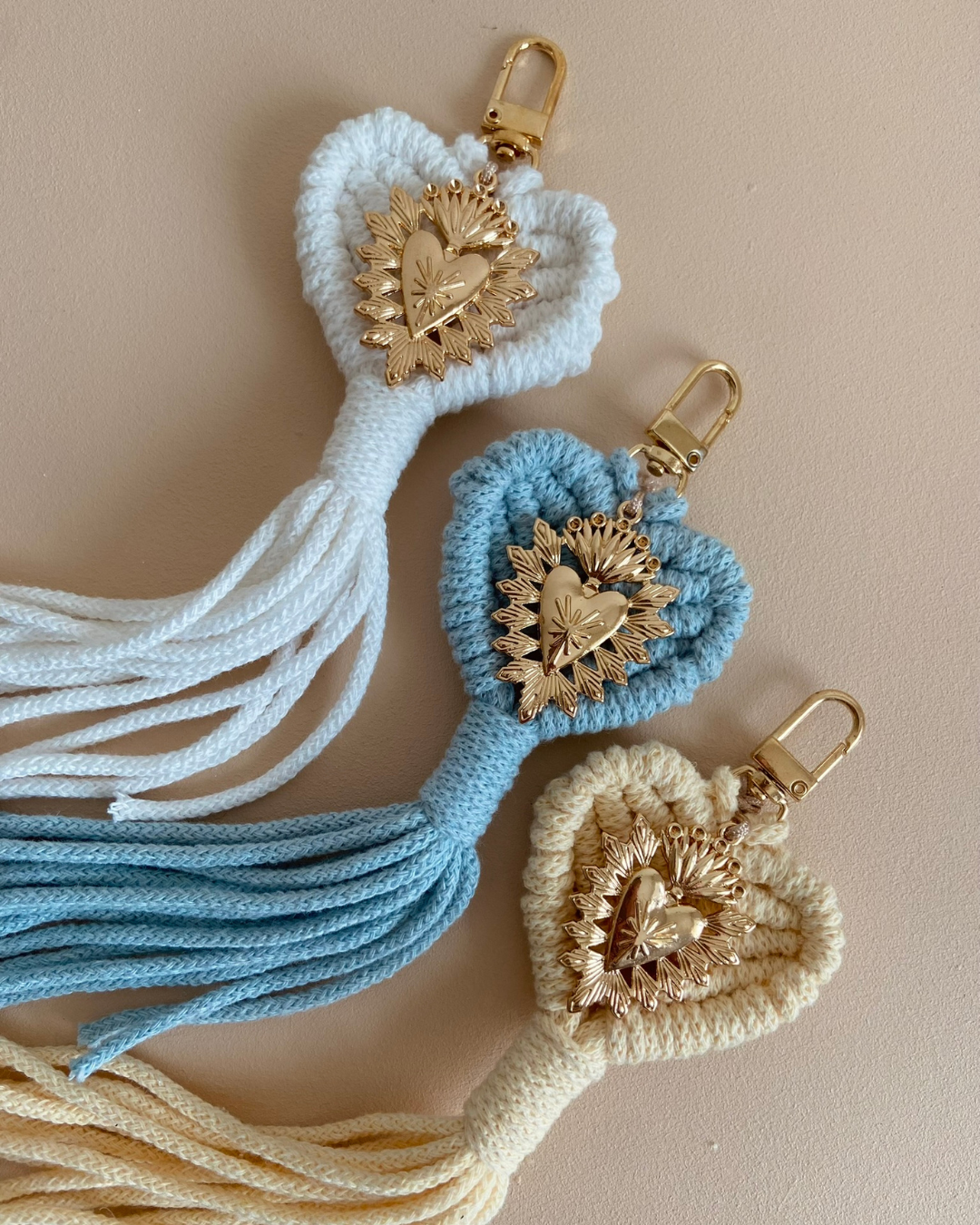Porte-clefs macramé coeur bohème et ex-voto coeur doré - nombreux coloris disponibles