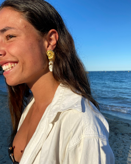 Boucle d’oreille dorée, pendentif coquillage doré et pampilles nacrées - Carla