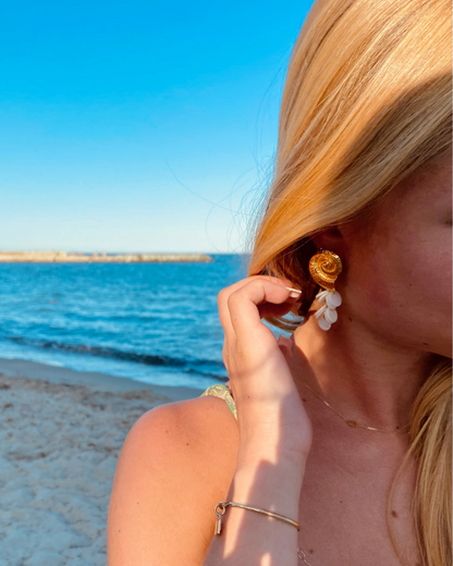 Boucle d’oreille dorée, pendentif coquillage doré et pampilles nacrées - Carla