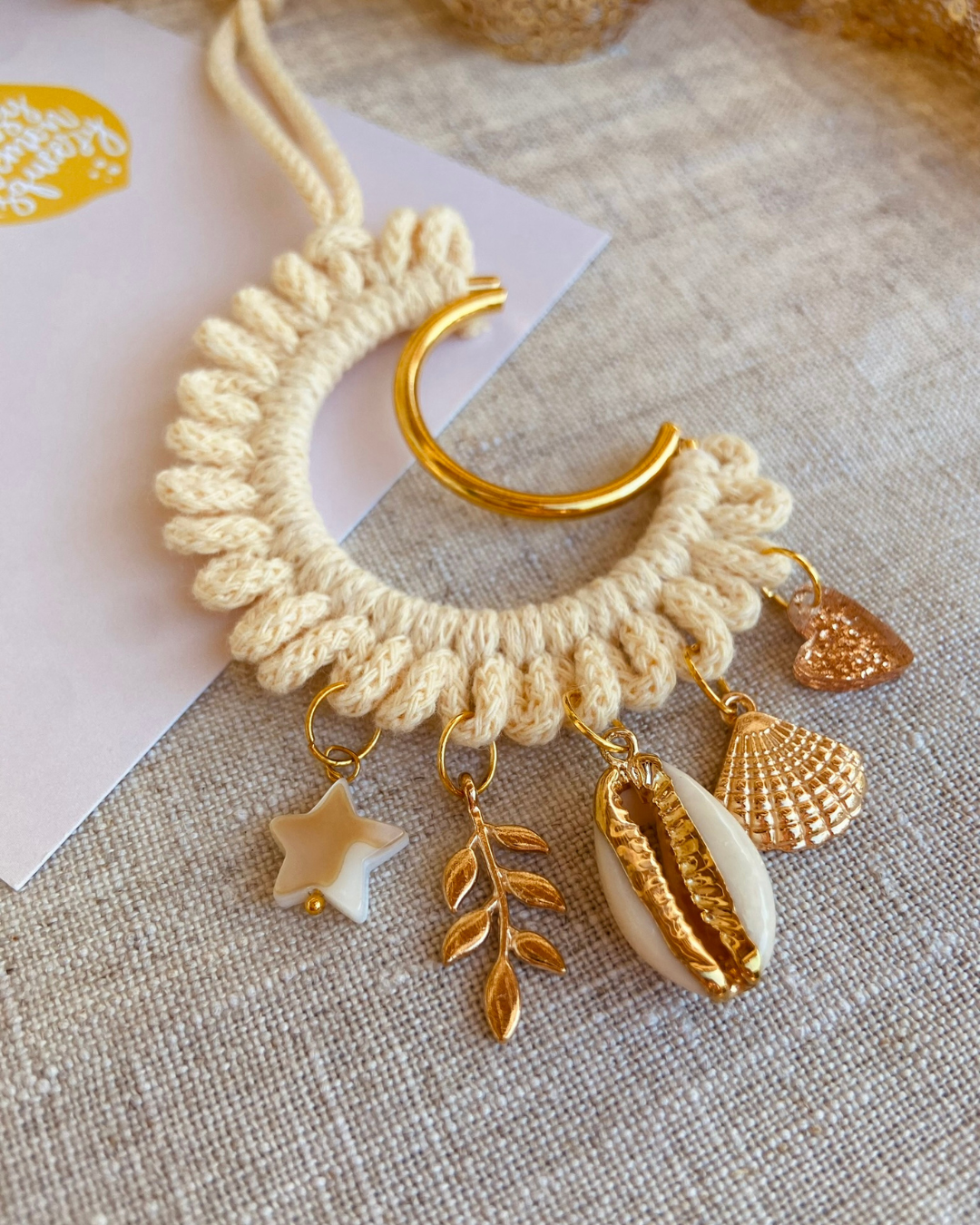 Lune Grigri dorée - macramé couleur soleil et breloques
