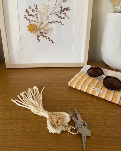 Porte-clefs macramé coeur bohème et ex-voto coeur doré - nombreux coloris disponibles