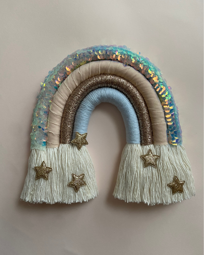 Arc-en-ciel décoratif avec sequins holographique, bleu clair, nude, doré et étoiles dorée - Collection Cali