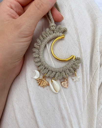 Lune Grigri dorée - macramé couleur olive et breloques