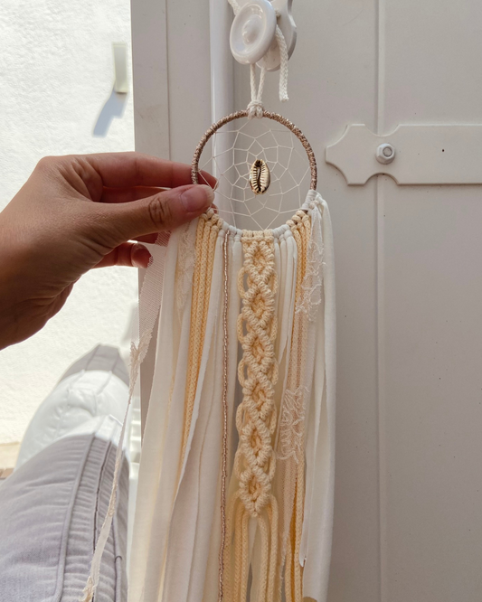 Attrape-rêves bohème, couleur soleil, cercle doré, plume, cauri doré - Emma