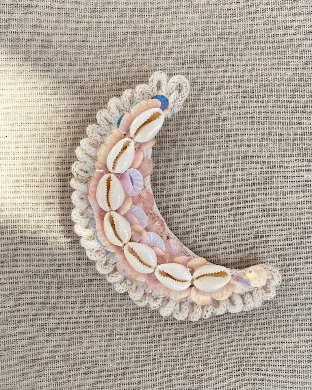 Lune macramé, coquillages et pampilles hologramme - accessoire Bohème