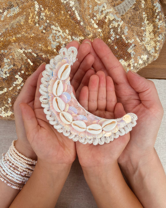 Lune macramé, coquillages et pampilles hologramme - accessoire Bohème