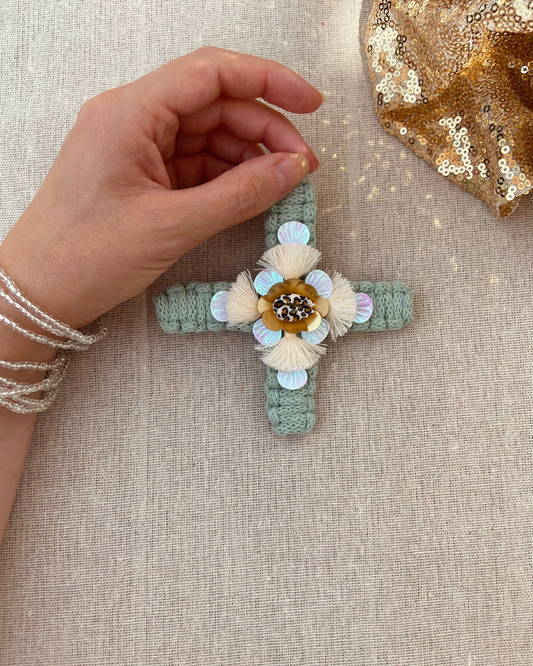 Croix Bohème macramé, cauri léopard, pompons et pampilles - Bibiane