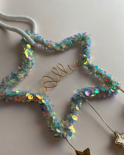 Etoile avec sequins holographique, pompons et étoiles dorée - Collection Cali