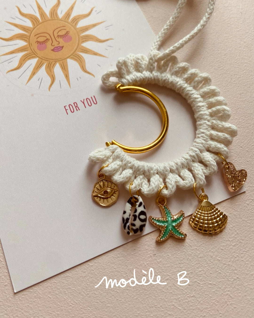 Lune gri-gri macramé et pampilles symboliques