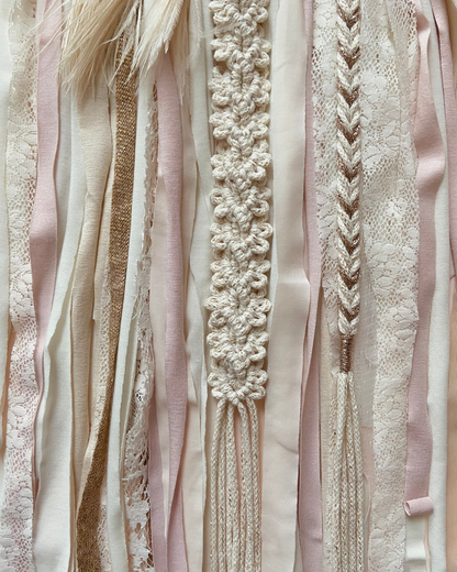 Attrape-rêve bohème avec dentelle fine, macramé, crème, rose doux - Alice