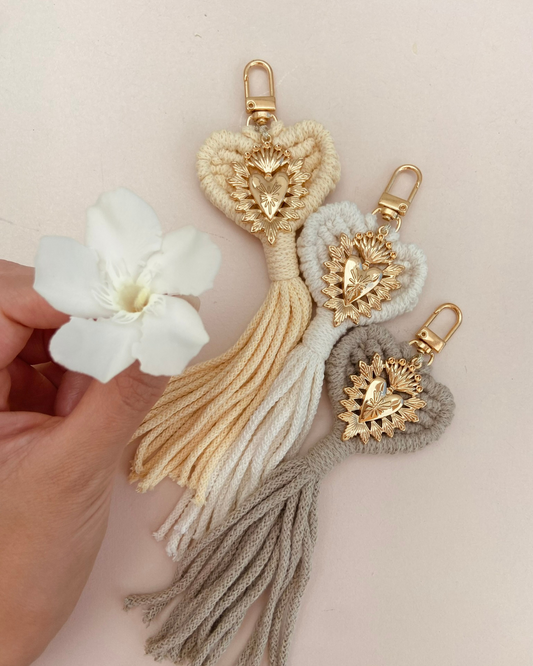 Porte-clefs macramé coeur bohème et ex-voto coeur doré - couleur soleil, coquillage et olive