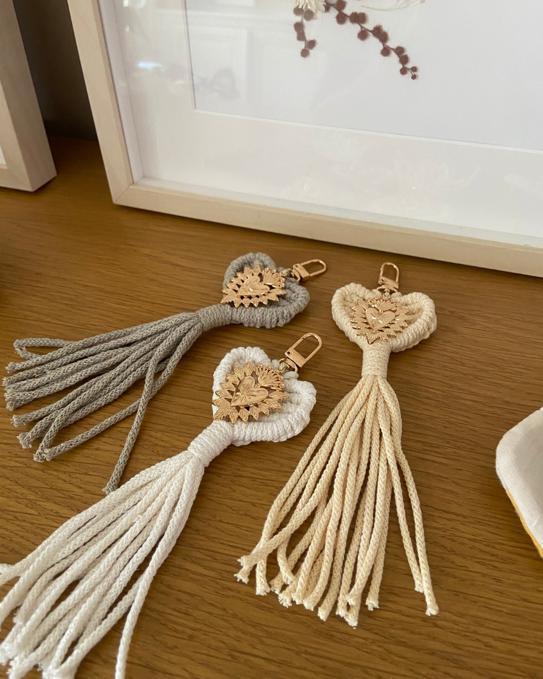 Porte-clefs macramé coeur bohème et ex-voto coeur doré - nombreux coloris disponibles