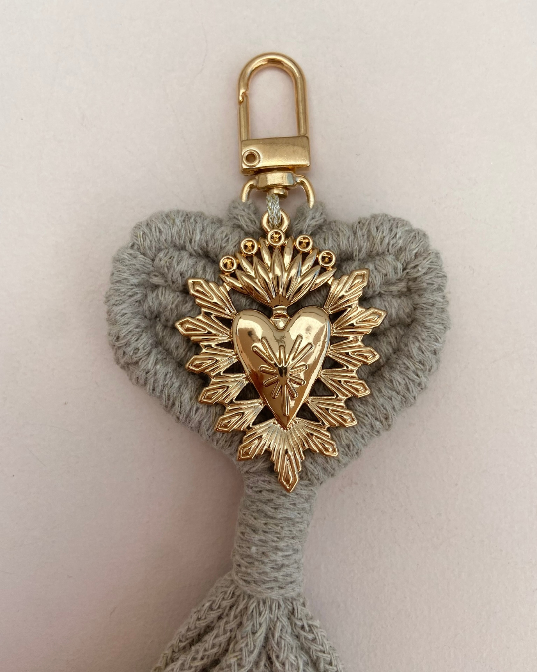 Porte-clefs macramé coeur bohème et ex-voto coeur doré - couleur soleil, coquillage et olive