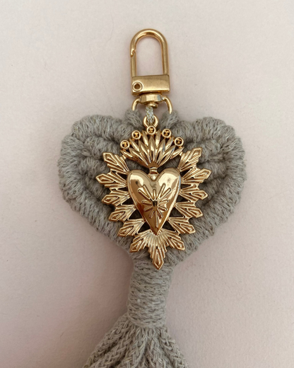 Porte-clefs macramé coeur bohème et ex-voto coeur doré - couleur soleil, coquillage et olive