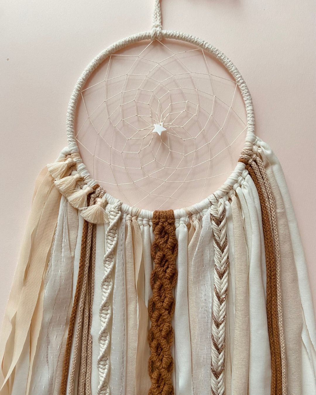 Attrape-rêve bohème avec macramé, tissage, tons blanc, nude et chocolat - Noam