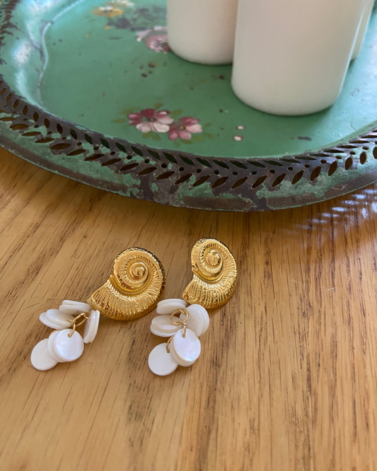 Boucle d’oreille dorée, pendentif coquillage doré et pampilles nacrées - Carla