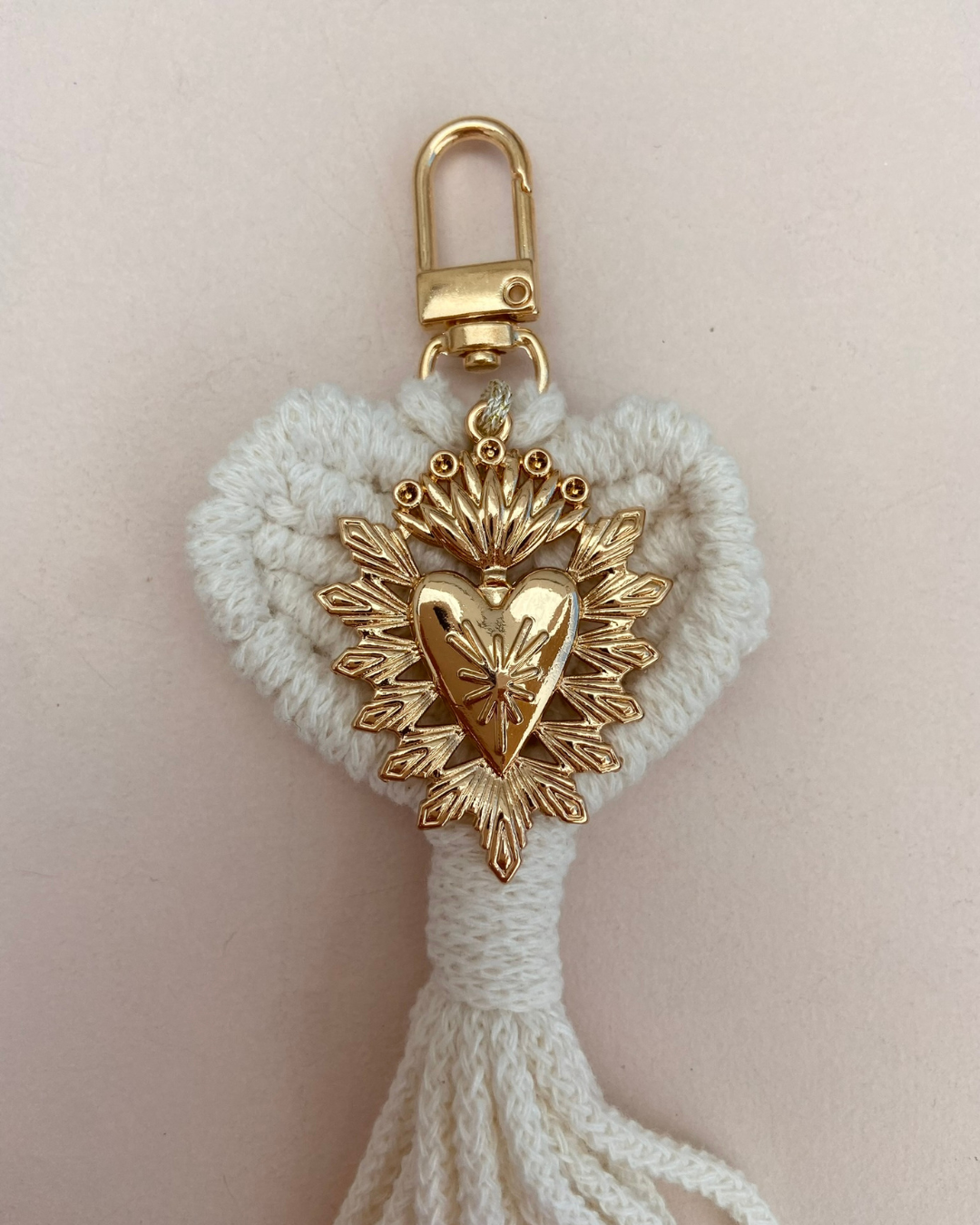 Porte-clefs macramé coeur bohème et ex-voto coeur doré - couleur soleil, coquillage et olive