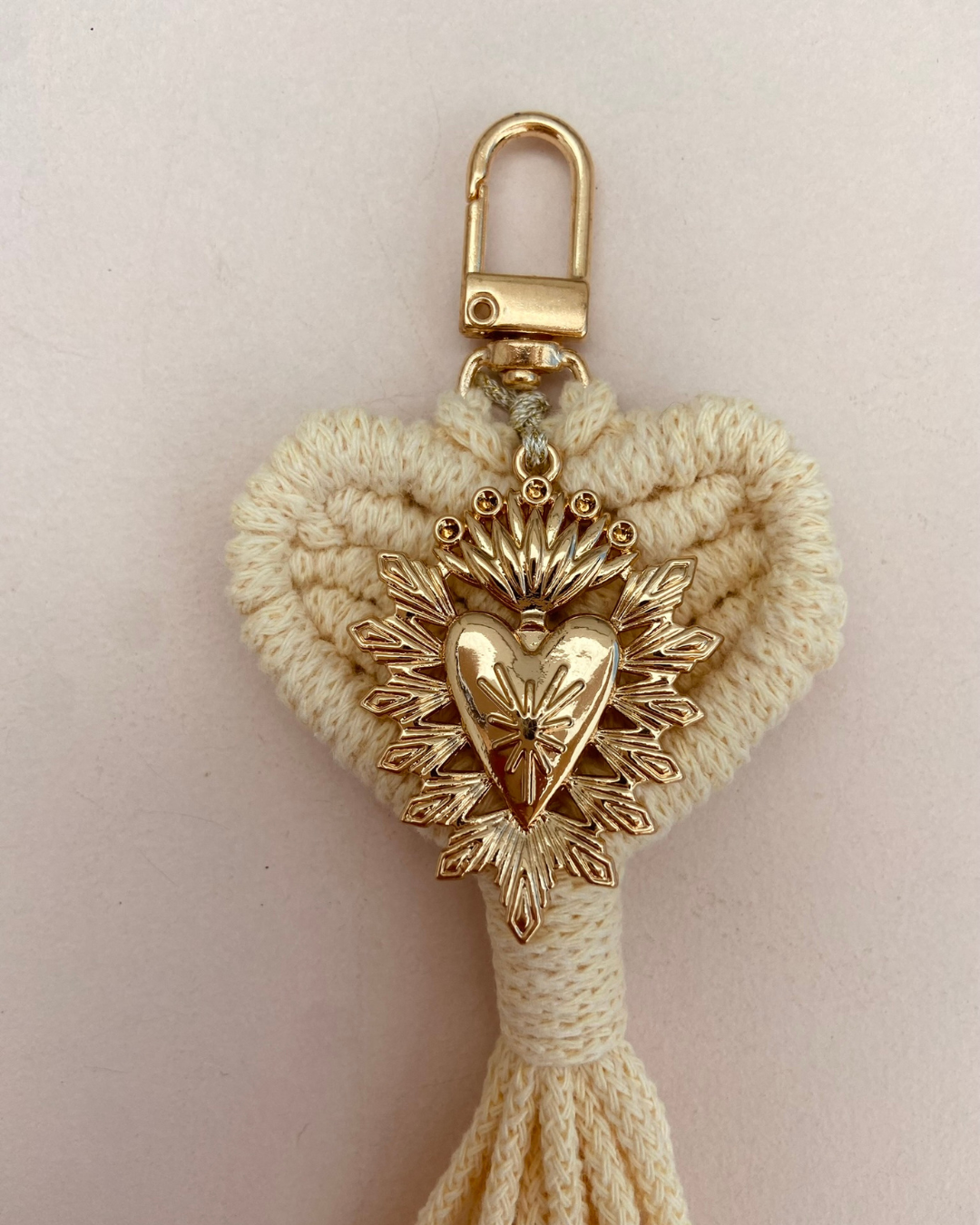 Porte-clefs macramé coeur bohème et ex-voto coeur doré - couleur soleil, coquillage et olive