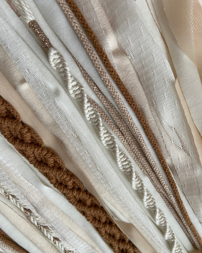 Attrape-rêve bohème avec macramé, tissage, tons blanc, nude et chocolat - Noam