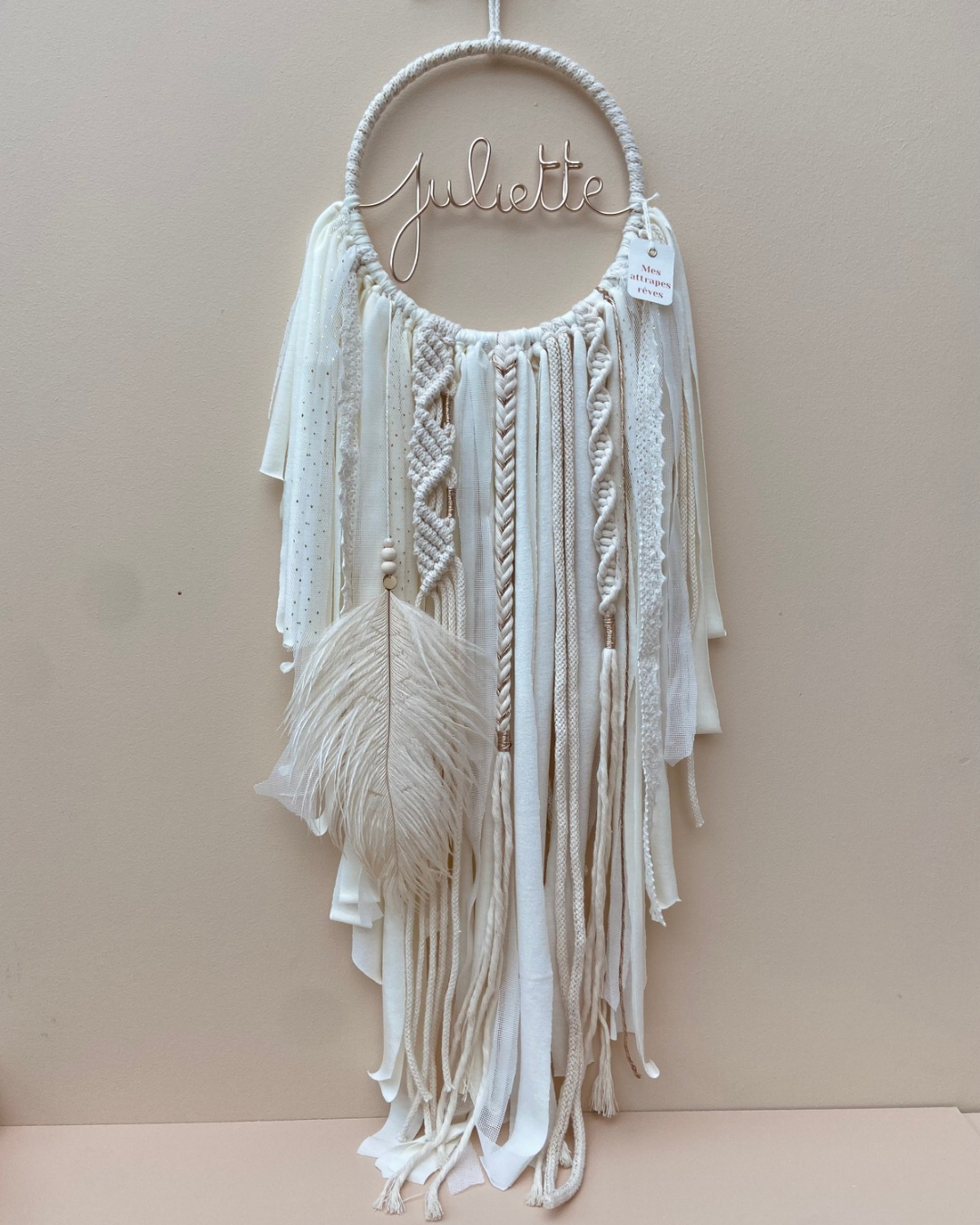 Attrape-rêves bohème bohème blanc, écru, doré avec macramé, tissage et plume d'autruche - Juliette