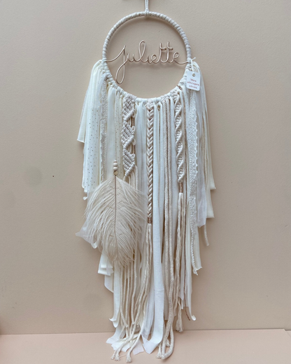 Attrape-rêves bohème bohème blanc, écru, doré avec macramé, tissage et plume d'autruche - Juliette