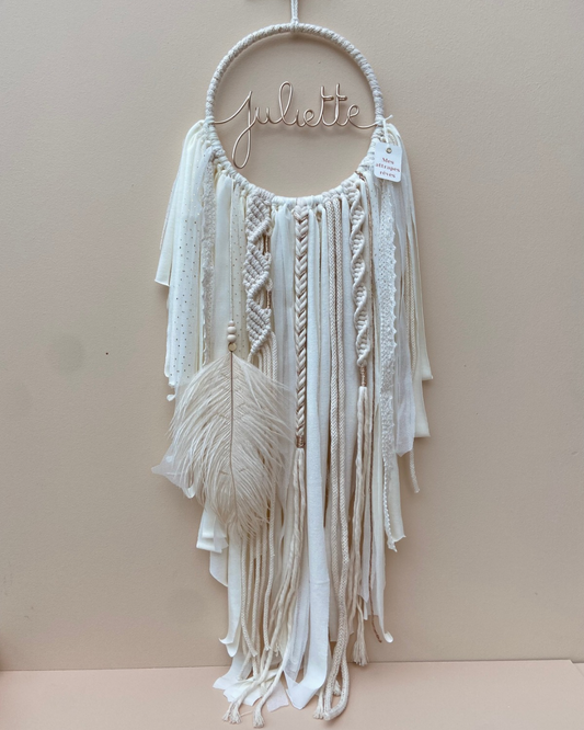 Attrape-rêves bohème blanc, écru, doré avec macramé, tissage et plume d'autruche - Juliette