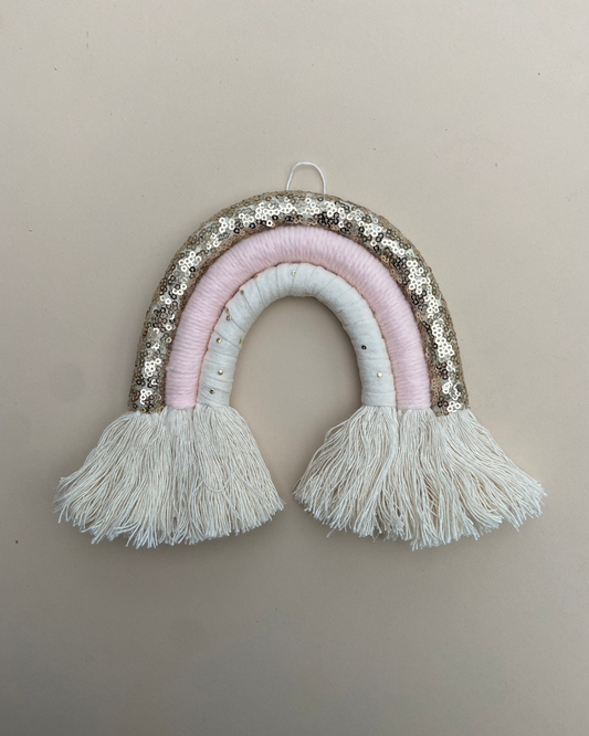 arc-en-ciel tons blanc cassé, rose doux et doré, réalisé à la main par Mes attrapes rêves