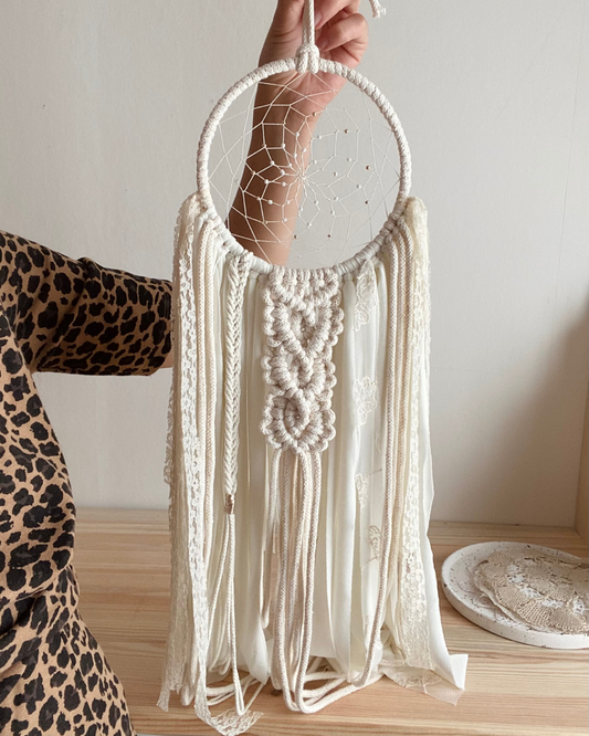 Attrape-rêve bohème avec dentelle fine, macramé et tissage - Rosalie