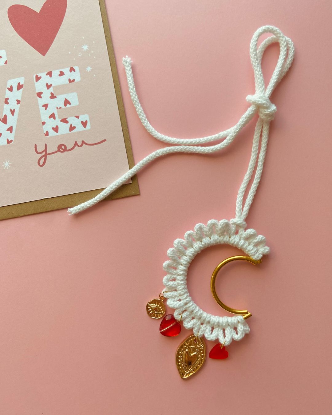 Lune gri-gri dorée, macramé et pampilles rouges - Saint Valentin
