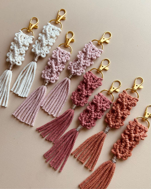 portes-clefs en macramé fait-main en France par Johanne, créatrice de Mes attrapes rêves. Plusieurs coloris disponibles comme terracotta, framboise, rose et blanc.