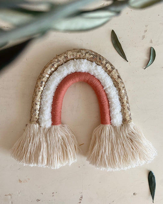 Arc-en-ciel décoratif Sequins dorés, moumoute blanche et laine terracotta,  réalisé à la main par Mes attrapes rêves