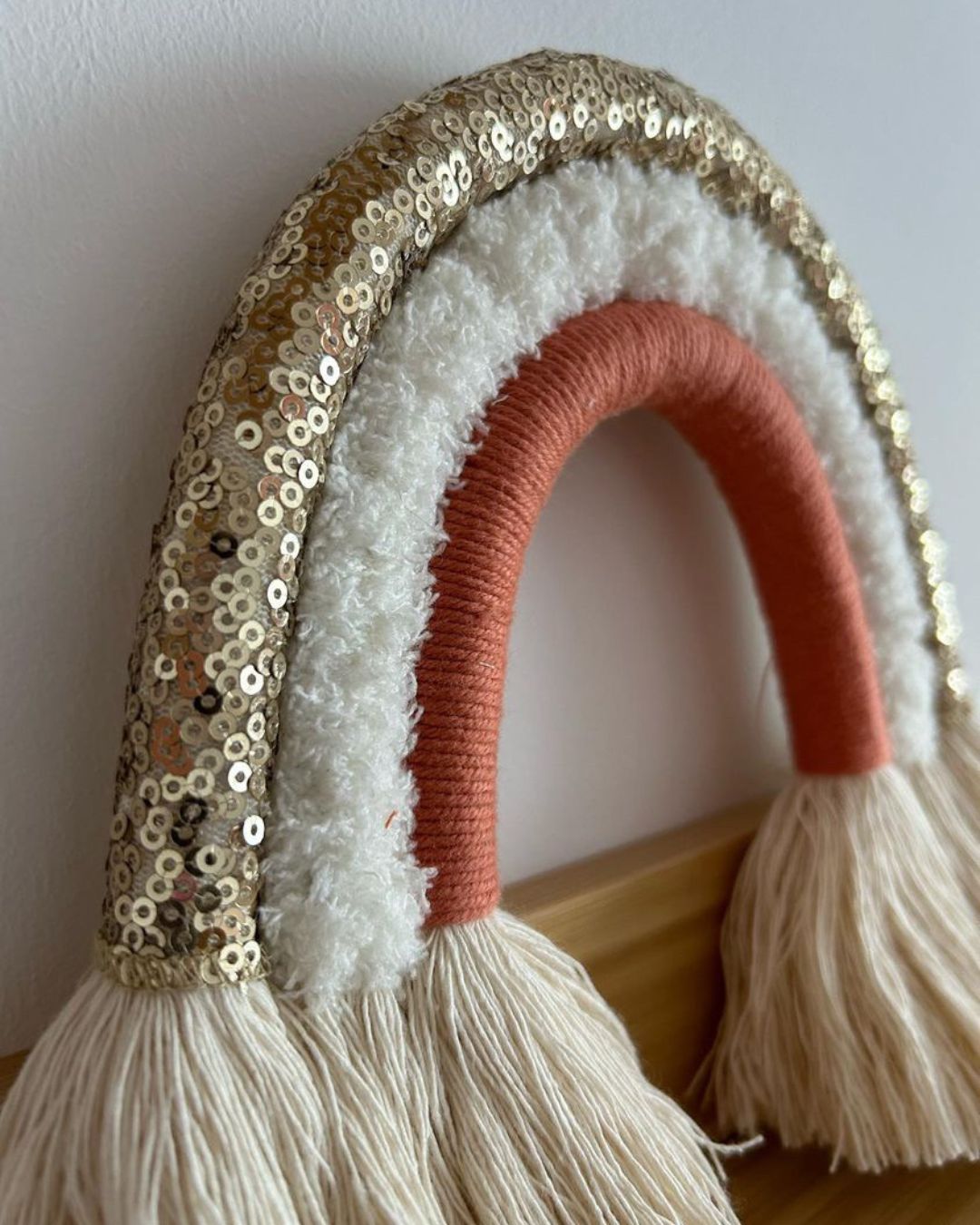 Arc-en-ciel décoratif Sequins dorés, moumoute blanche et laine terracotta,  réalisé à la main par Mes attrapes rêves