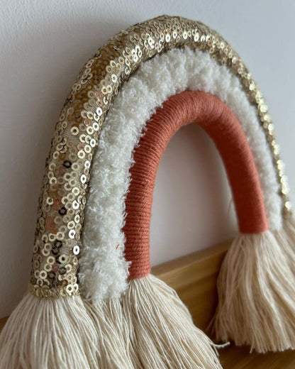 Arc-en-ciel décoratif Sequins dorés, moumoute blanche et laine terracotta,  réalisé à la main par Mes attrapes rêves