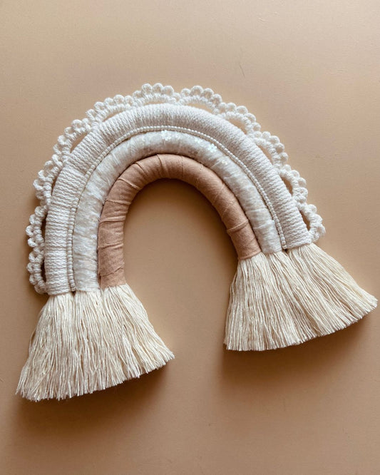 arc-en-ciel tons neutres naturel et beige rosé avec détail macramé blanc réalisé à la main par Mes attrapes rêves