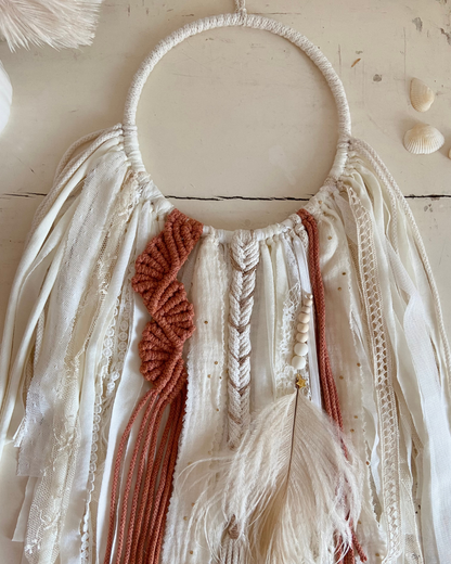 Attrape-rêves bohème, blanc, écru et terracotta, plume d'autruche avec perles - Charlie - personnalisable
