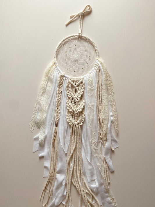 Attrape-rêve bohème avec dentelle fine, macramé et tissage - Rosalie