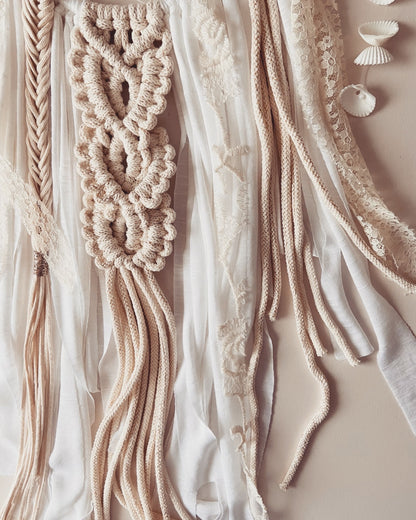 Attrape-rêve bohème avec dentelle fine, macramé et tissage - Rosalie