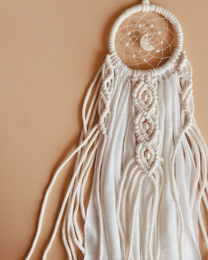 Attrape rêves Teipo avec petites perles d'eau douce et petite lune nacré dans le tissage, macramé et perles.